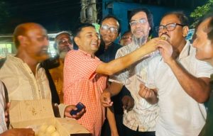 মিষ্টি বিতরণ করছেন বিএনপির নেতা কর্মীরা।